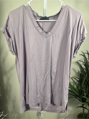 N260. Banana Republic Lilac V-Neck Women's Top
